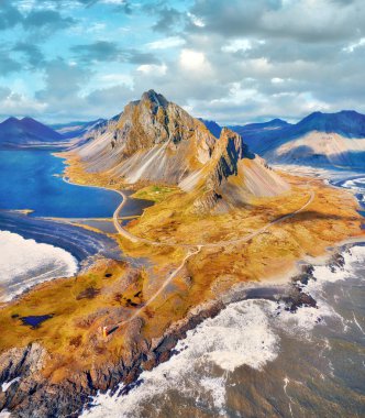 Doğu İzlanda 'da okyanus kıyısındaki Eystrahorn Dağları, HDR' de işlenmiş.