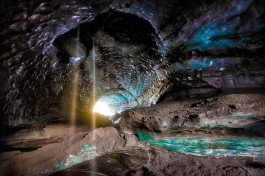 İzlanda 'da bir buzul mağarasında, HDR' de işlenmiş.