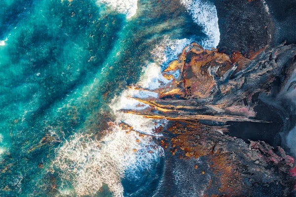 Скелясте Узбережжя Шосе Золотим Піском Блакитною Водою Оброблене Хдр — стокове фото