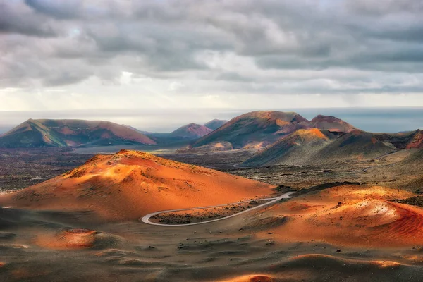 ランサローテ島ティマンファヤ国立公園の火山 スペイン Hdrで処理されたポスト — ストック写真