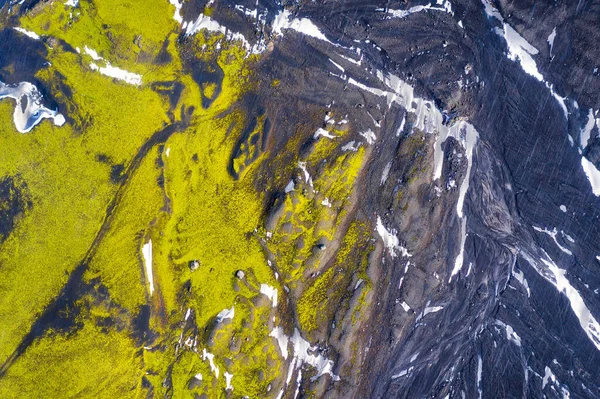 Maelifell çevresindeki Güney İzlanda Dağları 'nda HDR' de işlenmiş biraz kar var.