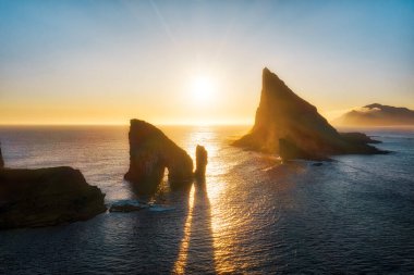 Danimarka 'nın Faroe Adaları' ndaki Sunset sırasında Drangarnir Kayalıkları, HDR 'de işlendi