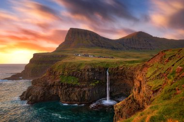 Gasadalur Şelalesi, Faroe Adaları 'ndaki Okyanusa, HDR' de işlendi.
