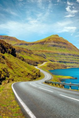 Faroe Adaları 'ndaki Bendy Coastal Road, HDR' da işlenmiş.