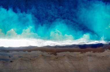 Altın kum ve mavi suyla Rocky kıyı şeridi ve karayolu HDR 'de işlendi.