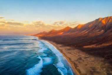 Gün batımında Fuerteventura 'nın güney ucunda Coffee Beach, HDR' de işlenmiş.