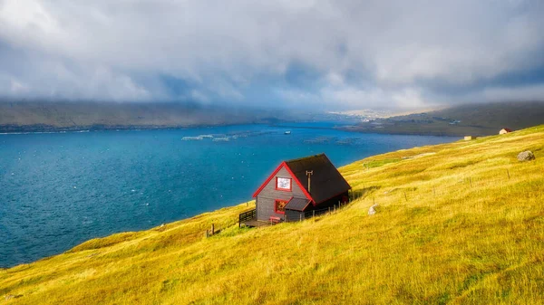 Самотній Будинок Біля Моря Фарерських Островах Після Переробки Хдр — стокове фото