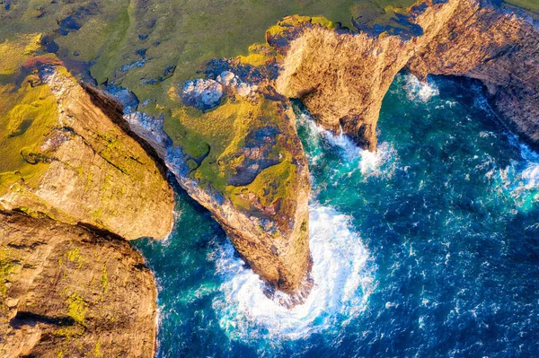 Вниз Скалы Береговой Линии Волнами Разбивания После Обработки Hdr — стоковое фото