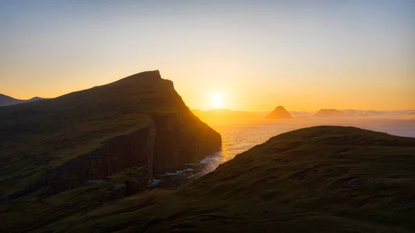 Dağlarda Okyanusta Gün Doğumu Hdr Işlendi — Stok fotoğraf