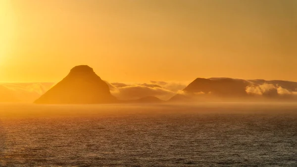 Восход Солнца Над Горами Океаном После Обработки Гдр — стоковое фото