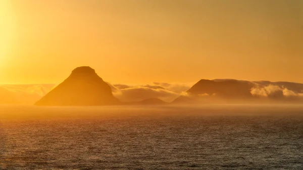 Zonsopkomst Bergen Oceaan Post Verwerkt Hdr — Stockfoto