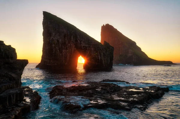 Danimarka Nın Faroe Adaları Ndaki Sunset Sırasında Drangarnir Kayalıkları Hdr — Stok fotoğraf
