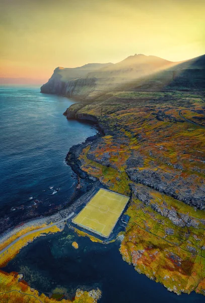 Faroe Adaları Ndaki Okyanus Kıyısındaki Eidi Futbol Sahası Hdr Işlendi — Stok fotoğraf