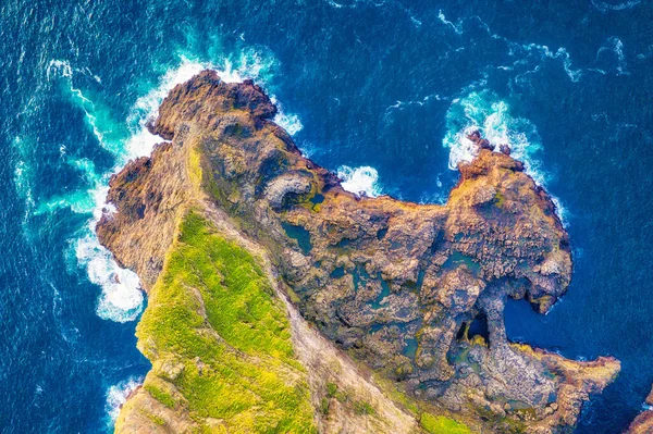 Вниз Скалы Береговой Линии Волнами Разбивания После Обработки Hdr — стоковое фото