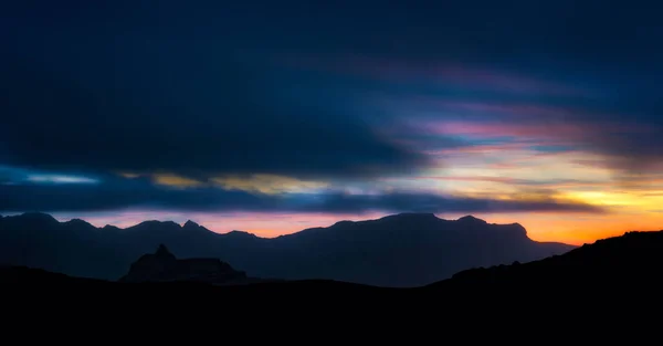 Sonnenaufgang Über Den Bergen Und Dem Ozean Nachbearbeitet Hdr — Stockfoto