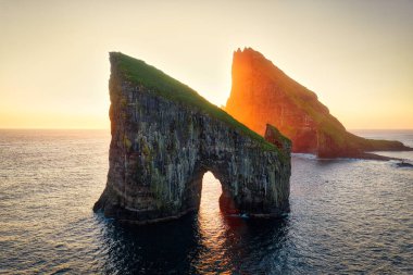 Danimarka 'nın Faroe Adaları' ndaki Sunset sırasında Drangarnir Kayalıkları, HDR 'de işlendi