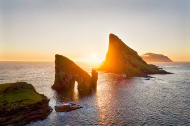 Danimarka 'nın Faroe Adaları' ndaki Sunset sırasında Drangarnir Kayalıkları, HDR 'de işlendi