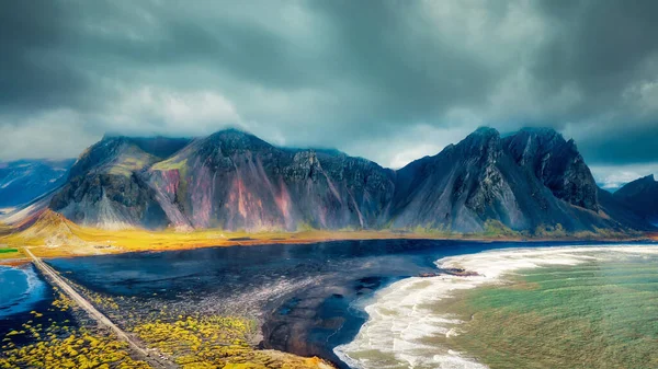 アイスランド東部の海によるヴェストラホーン山脈 Hdrで処理されたポスト — ストック写真