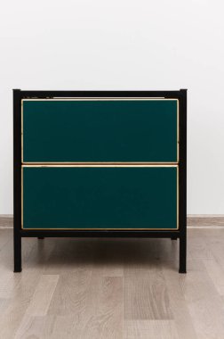  Beyaz arka planda yeşil çekmeceler.