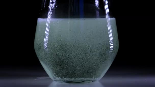 O comprimido efervescente cai em um fundo de um copo — Vídeo de Stock