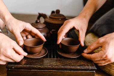 Çin çay seremonisi. Çay fincanı ve çaydanlık.