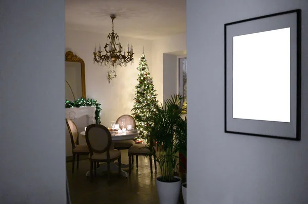 Όμορφη holdiay διακοσμημένο δωμάτιο με χριστουγεννιάτικο δέντρο με δώρα κάτω από αυτό — Φωτογραφία Αρχείου