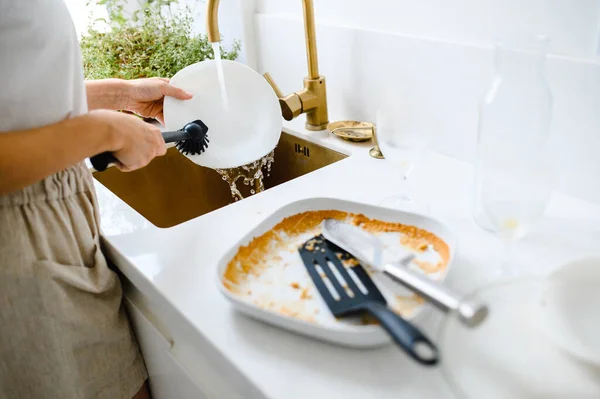 Primer plano de platos sucios. Mujer lavando los platos en la cocina — Foto de Stock