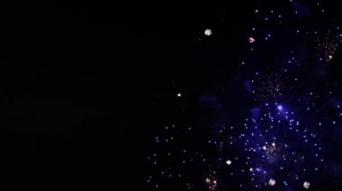 Deep Black Background Sky 'ın havai fişek festivali programındaki stok videosu. Mutlu yıllar 2019