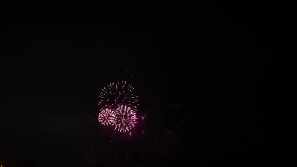 Stock Video 4k. Schleife nahtlos von echtem Feuerwerk Hintergrund. abstrakte Verschwommenheit von echtem goldglänzendem Feuerwerk mit Bokeh-Lichtern. Silvesterfeuerwerk — Stockvideo