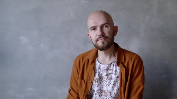 Portrait rapproché de jeune homme attrayant avec barbe souriant heureux optimiste démarrage d'entreprise propriétaire contemporain — Video