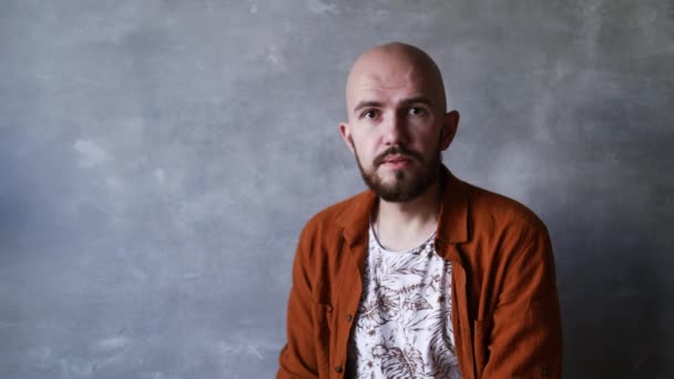 Porträtt av en skallig skäggig ung man i skjorta — Stockvideo