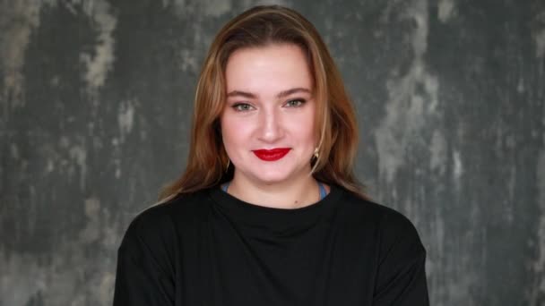 Concepto de positividad corporal. Mujer con confianza y positividad corporal. Primer plano de chica sonriente mirando a la cámara en el estudio. modelo de moda cara sonriente. Retrato de chica alegre ojos abiertos . — Vídeos de Stock