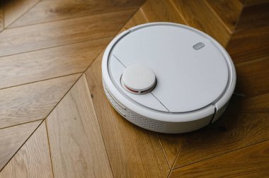 Ahşap kaplamalı elektrikli süpürge akıllı temizlik teknolojisi.