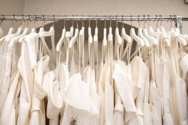Askıda asılı gelinlik. Moda bakışı. Gelinlik salonunun içi.