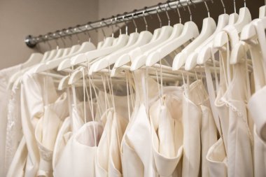 Askıda asılı gelinlik. Moda bakışı. Gelinlik salonunun içi.