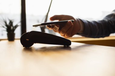 NFC sistemi ve temassız kart kullanma smartphone ile yapılan ödeme.