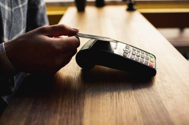 Kapatın elinizi, kredi kartı terminalini kullanın makine el alışverişi alışveriş parası teknoloji perakende iş yeri daktilo ödemesi müşteri bankacılığı