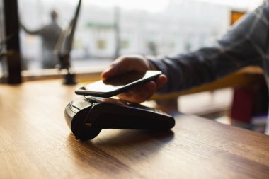 Smartphone ile temassız ödeme. Bir smartphone aygıtı terminal bir kredi kartı ile ödeme. Kablosuz ödeme.