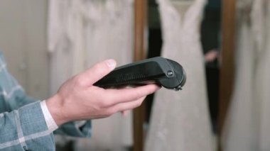 Smartphone ile temassız ödeme. Bir smartphone aygıtı terminal bir kredi kartı ile ödeme. Kablosuz ödeme.