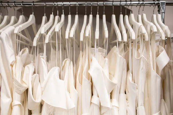 Vestidos de novia en el salón nupcial — Foto de Stock