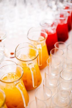 Farklı türde yaz içecekler gözlük, buz küpleri ve meyve mavi masada dilim. Sağlıklı vitamin meyve ve meyve içecekler.