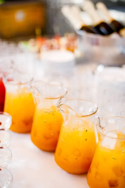 不同类型的夏季饮料眼镜、 多维数据集的冰和蓝色的桌子上的水果片。健康的维生素的水果和浆果饮料. — 图库照片