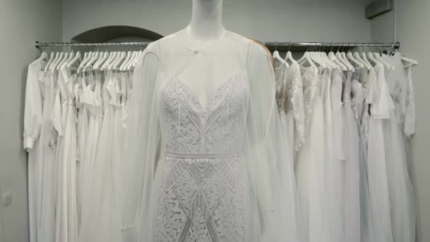 Salone di nozze. abiti da sposa appendere appendini. Un sacco di vestiti — Video Stock