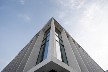 Mimarlık. Bina Tasarımı Mimarisi. Modern ofis binası. Mimarinin ayrıntıları. satırı en az olan sanat.