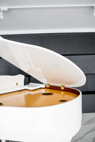 White Grand piano in a beautiful light interior — Stock Photo, Image
