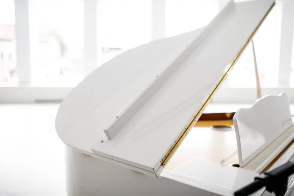Fehér Grand zongora egy gyönyörű fény belső — Stock Fotó