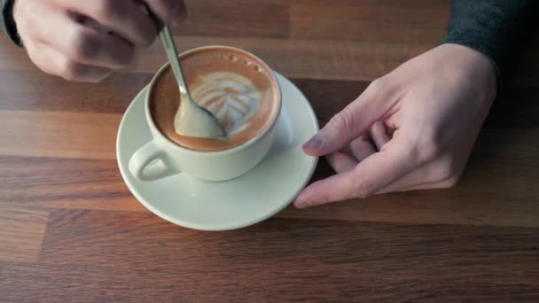 Close-up de xícara de café cappuccino mexido com colher — Vídeo de Stock