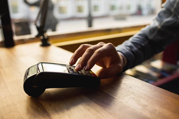 Homem insere dados em um terminal móvel — Fotografia de Stock