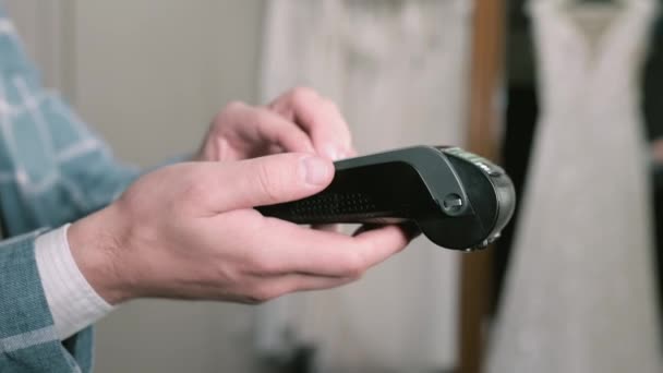 Pagamento effettuato con smartphone tramite sistema nfc e carta contactless . — Video Stock