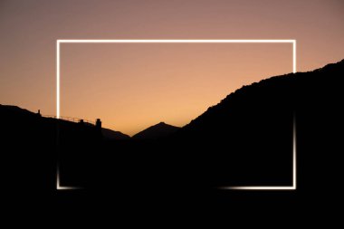 Doğa arkaplan kayaları, dağlardaki soyut beyaz çerçeve ve kopyalama alanı. maket yap